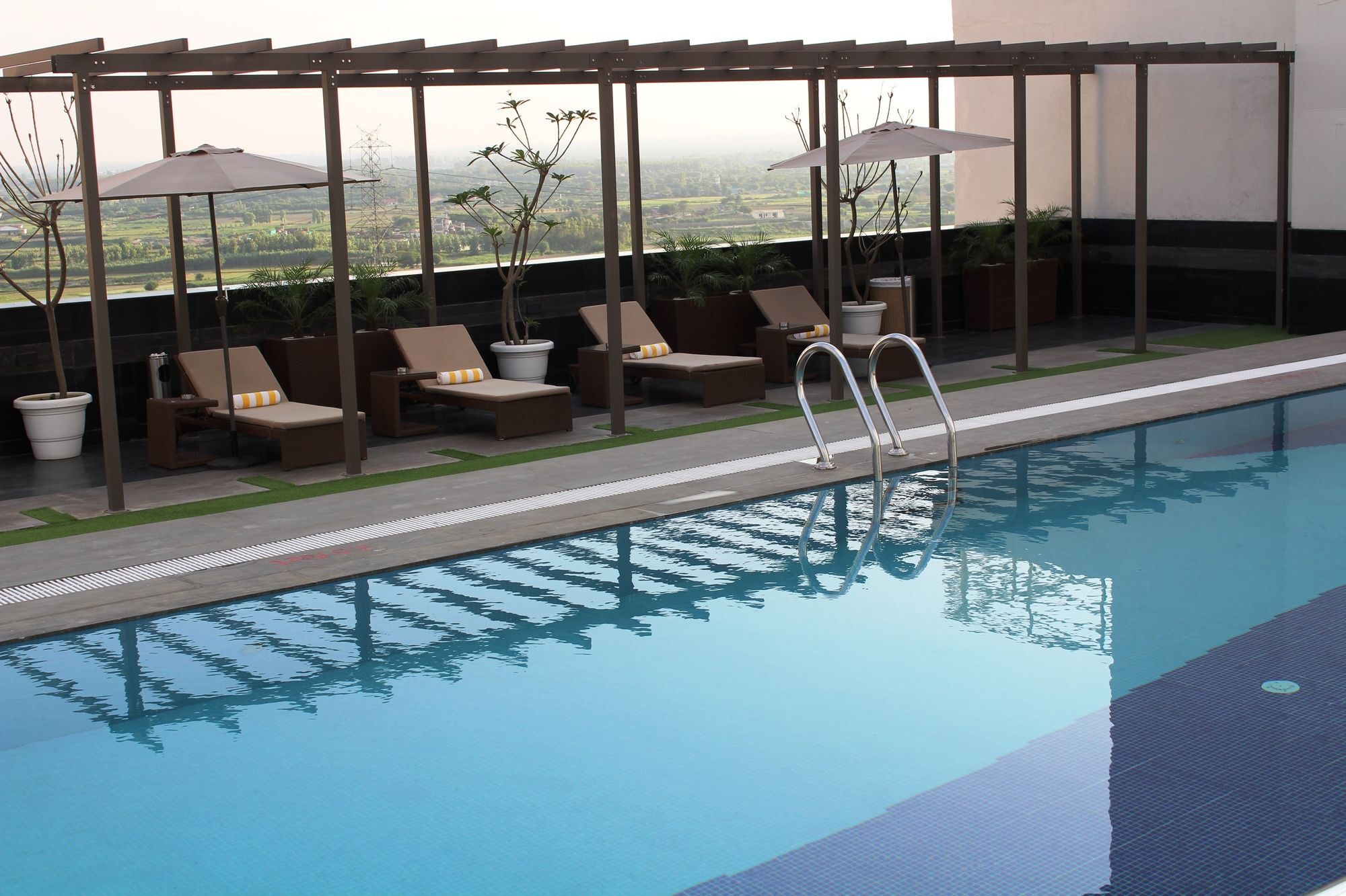 נוידה Sandal Suites By Lemon Tree Hotels מראה חיצוני תמונה